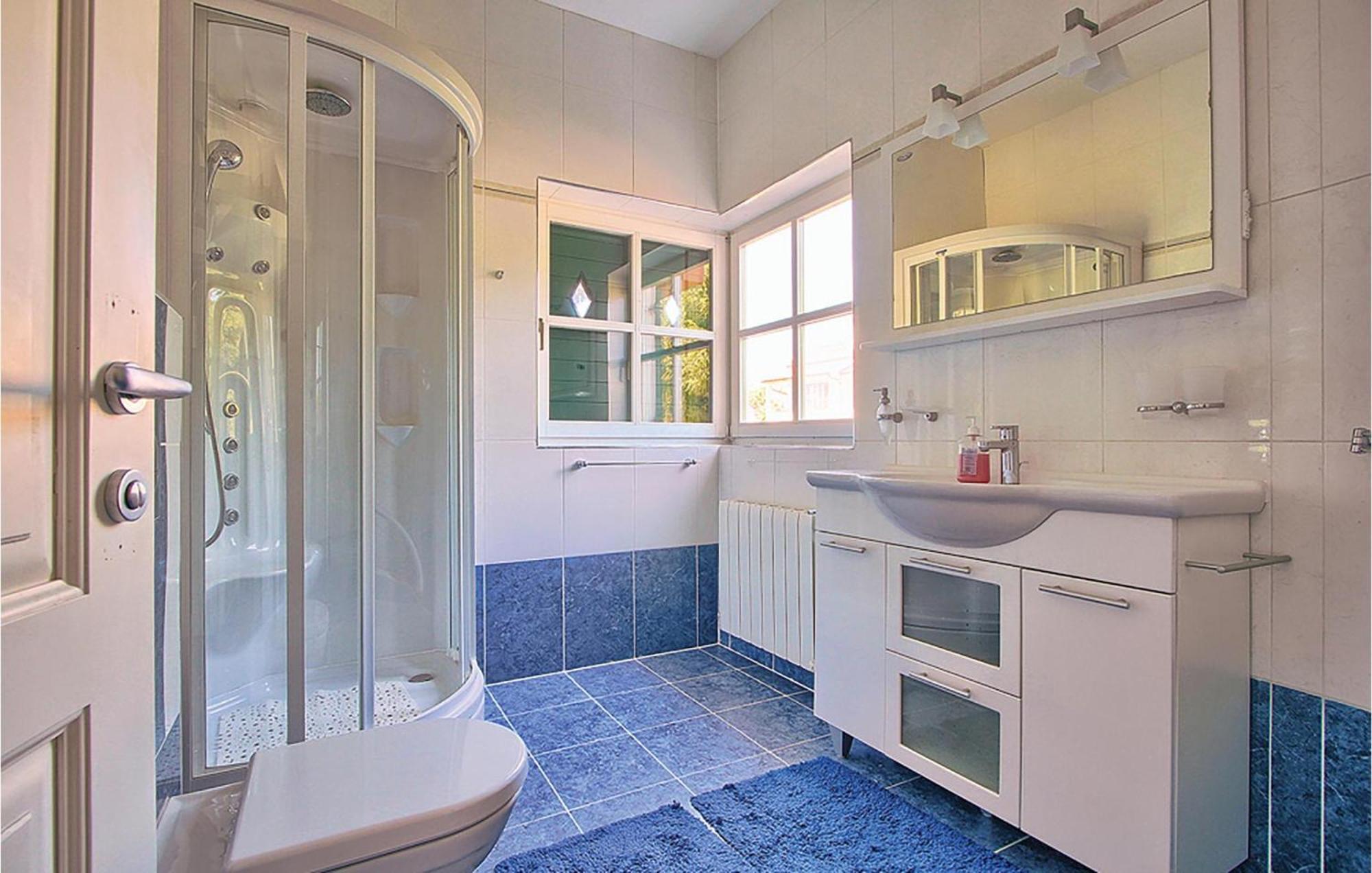 Lovely In With Outdoor Swimming Pool Ferienhaus *
