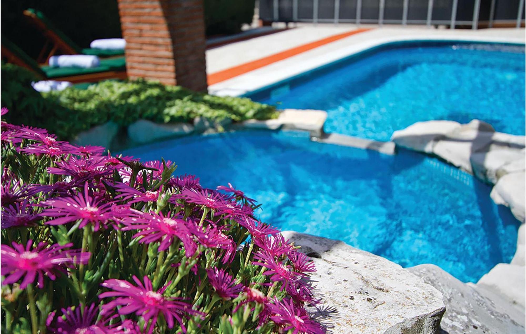 Ferienhaus Lovely In With Outdoor Swimming Pool